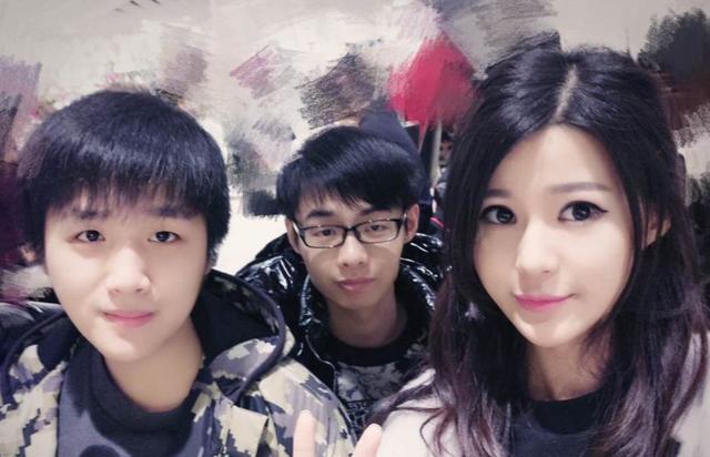 昔日lpl花旦苏小妍晒自拍,粉丝:这就是微笑一直单身的