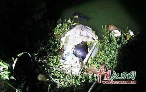 堤岸边"惊现"女尸