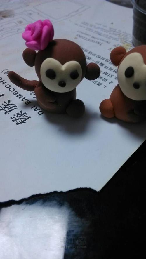 用橡皮泥捏出来的一对可爱小猴子教程