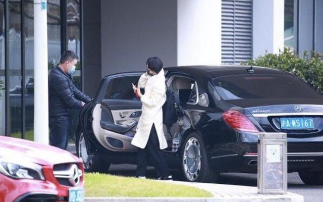 孙俪出门反差大司机开300万豪车送机她却穿长袍还拎个菜篮子