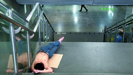 上海地铁频现纳凉赤膊男 官方称不排除采取措施