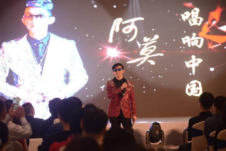 更有华语歌手阿莫现场献唱,为大家带来一场听觉盛宴.