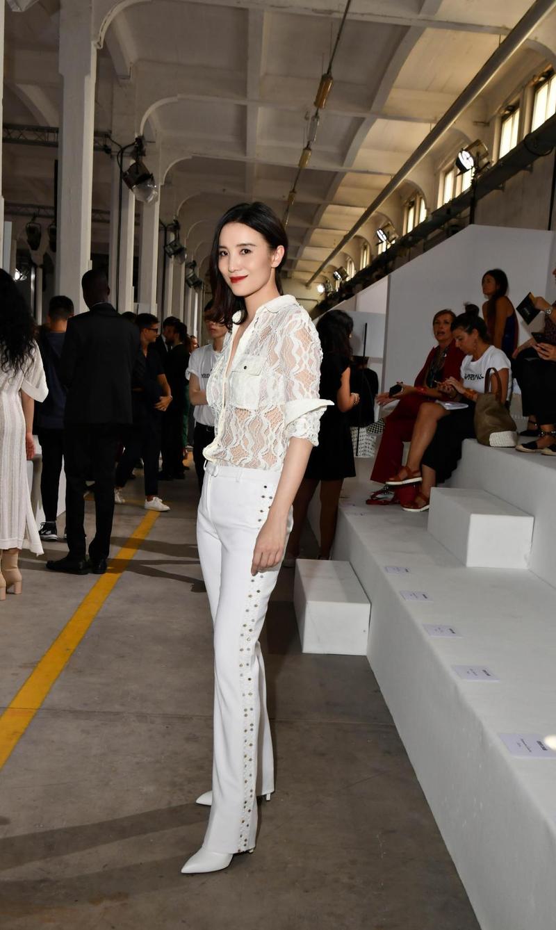 宋佳身穿亮片装配复古发型气质十分高级贵妇感都藏不住了