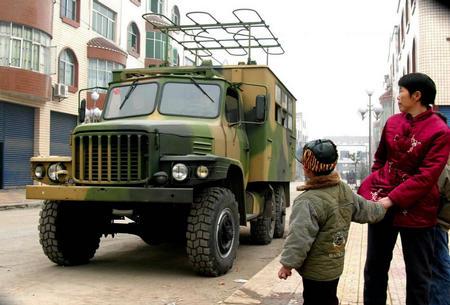 图文:解放军防化兵在重庆开县进行空气质量检测3