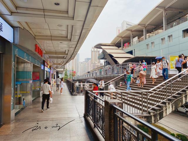 重庆杨家坪老牌商场与轻轨站直通名字挺洋气档次却不高