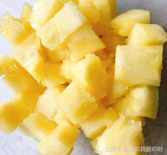 第3步,菠萝果肉用冷水泡5分钟.