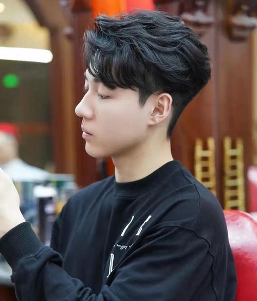 网易首页>正文申请入驻> 上图中这种发型就是港风四六分发型,属于男生