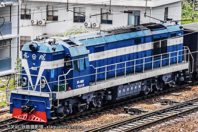 机车名称:东风5型内燃机车 df5车    号:1922生产厂商:四方运行时速