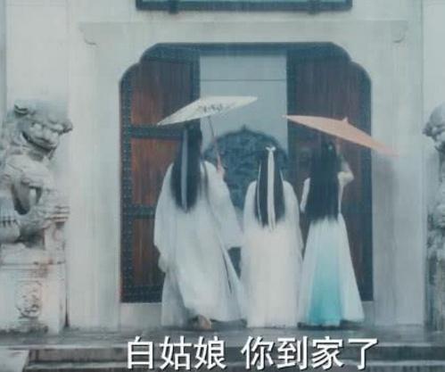 同是许仙白素贞雨中打伞,一个打伞动作就能看出经典始终是经典!