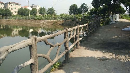 西澄村池塘边仿木护栏