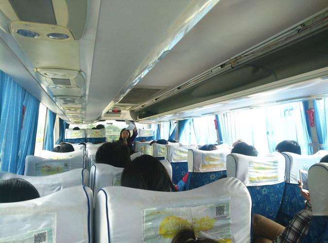 (教职工们在大巴车内开展知识竞答游戏)