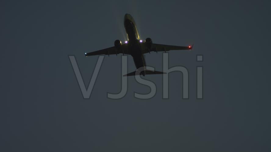 夜间飞行中的双涡轮飞机_3840x2160_高清视频素材下载