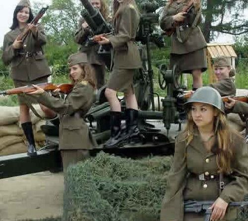 二战苏联女兵上战场为何不穿裤子呢?她们也是被逼的