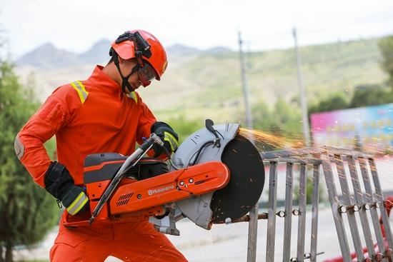 消防总队张掖市支队肃南裕固族自治县大队指战员正在利用无齿锯切割