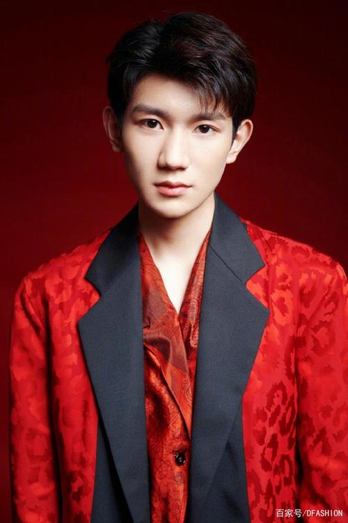 tfboys王源五次亮相春晚舞台,红色西装精致大气!