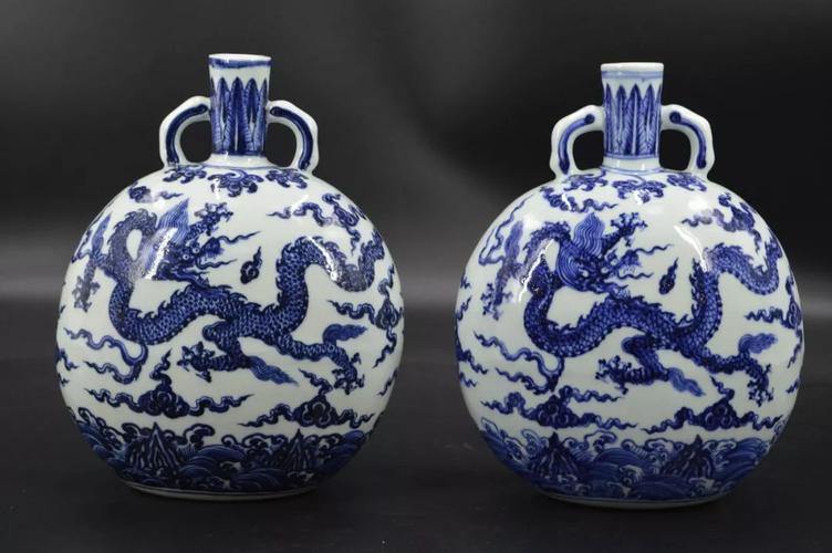 此件"大明宣德年制青花龙纹抱月瓶",器形为扁圆形,小口,直颈,丰肩圆
