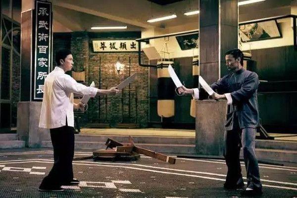 在影片中晚上打黑拳白天拉车的张天志,和叶问争夺"正宗咏春"名号的