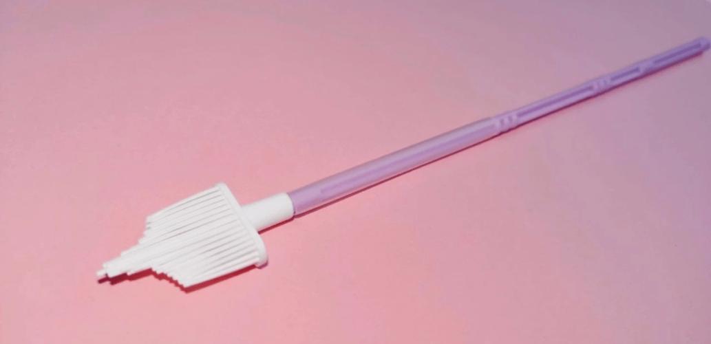 暴露出子宫颈口及周围的阴道穹隆,将小刷子伸到被检查者的宫颈管里