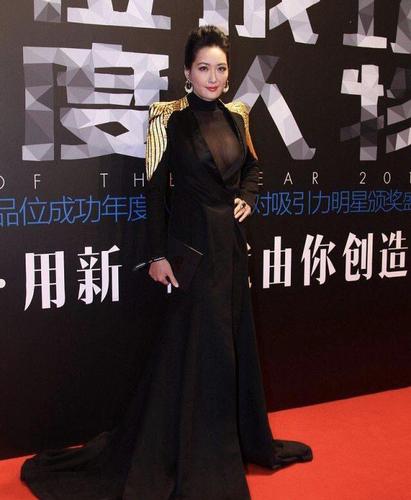 孟广美年过半百风韵犹存黑色连衣裙中门大开秀好身材曲线撩人