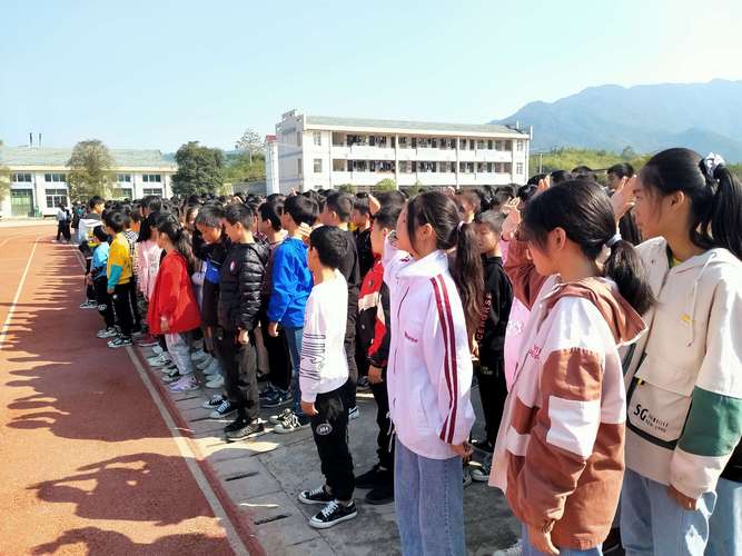 平江九中举行庆祝新中国成立71周年升国旗仪式主题教育活动