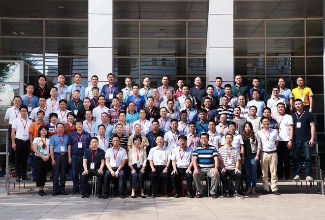 县领导缪运传,张晓玲,黄焕辉参加了结业仪式.