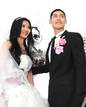 张庆鹏,解立彬分别和自己心爱的女人步入婚姻殿堂,而在张庆鹏婚礼上