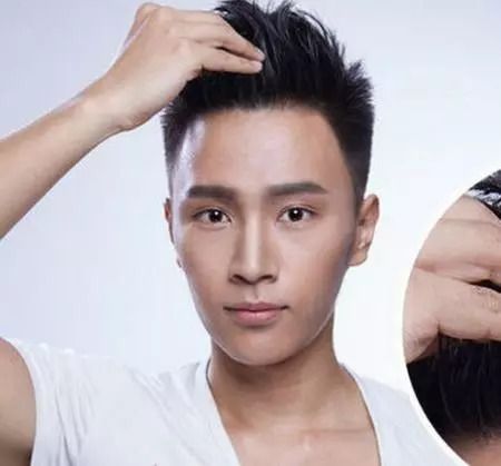 6,手部取发泥,顺着两侧的头发走向向下,让两侧的头发贴紧头皮,达到