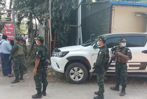 缅甸边境妙瓦底,军方,边防军持枪街头排排站,局势紧张