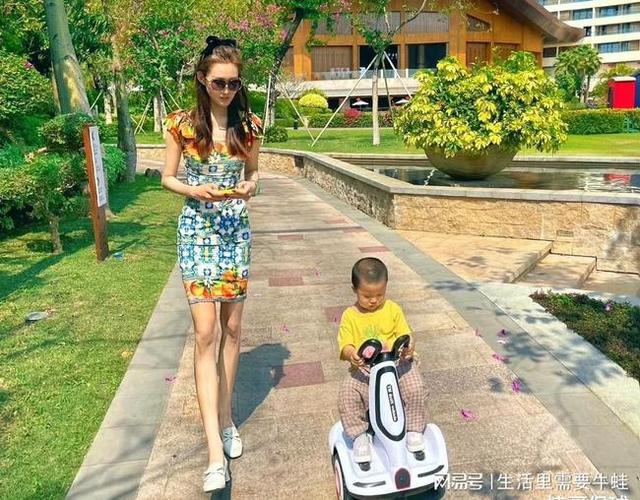 任骏飞事业迎来高光时刻时,家庭也同样让人羡慕,任骏飞的妻子王圣是