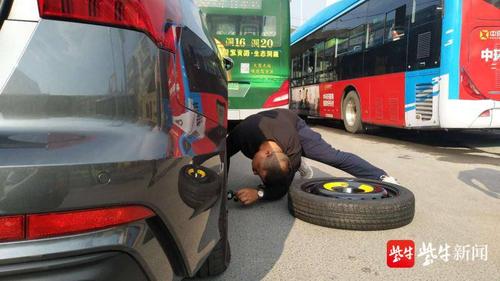 私家车"趴窝"堵交通,公交车队管理员化身"修车工"