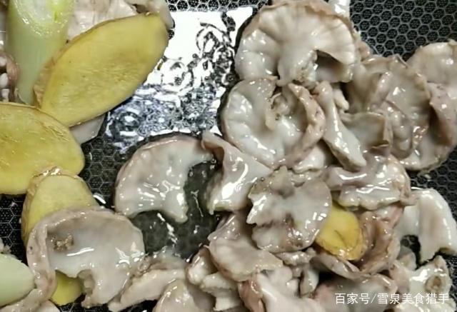 你了解鸡冠油吗?处理起来有点麻烦,做出来真香!