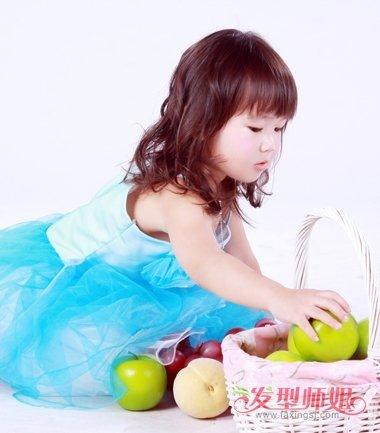 小女孩 齐刘海烫齐肩发发型