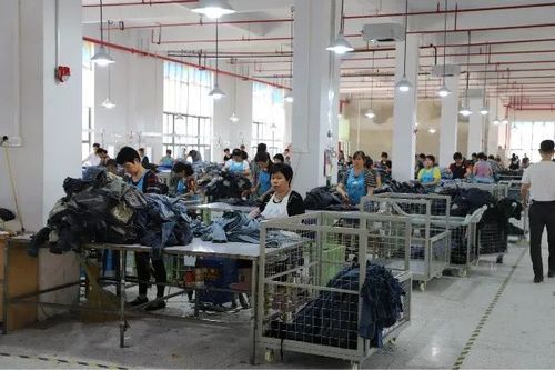 位于江苏省句容经济开发区境内的镇江一马先制衣有限公司生产车间内