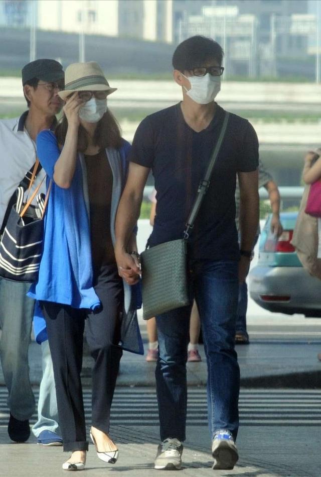 刘诗诗吴奇隆合体走机场,刘诗诗闭眼走路太疲劳,吴奇隆牵手护驾