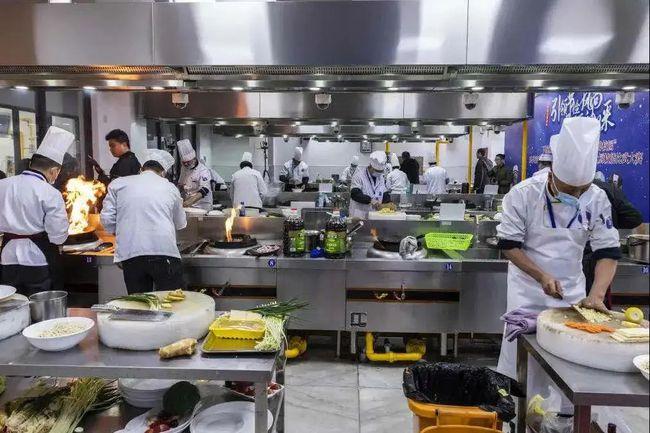 中小学食堂里,把监控视频接入区餐饮智慧监管平台,实现食堂管理信息化