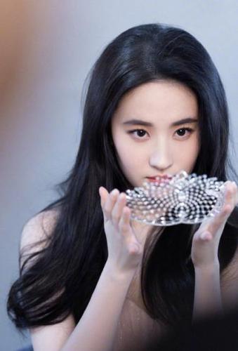 简介:刘亦菲钻石王冠仙气写真花絮图片,分享一组刘亦菲图片给大家,图