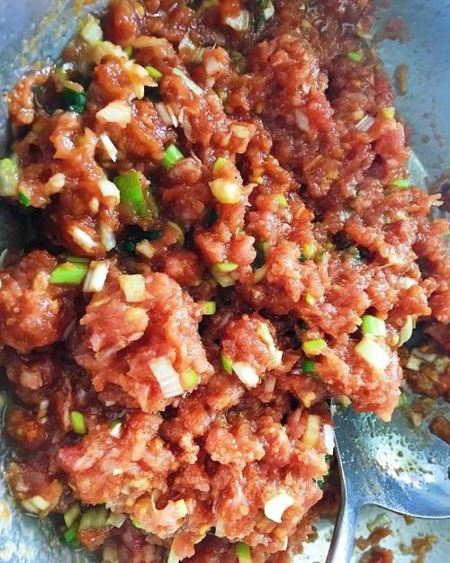 十三香,农家大酱,生抽,料酒,葱花,姜末顺时针搅拌均匀,使肉馅上劲儿