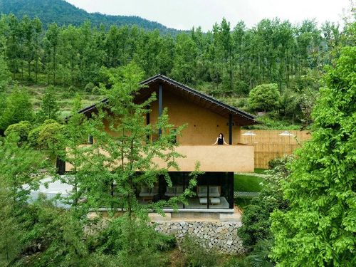 大山初里是将坐落在杭州桐庐大山村中的六栋荒废建筑,再生为全新民宿