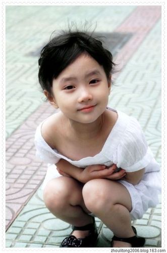 赤着脚穿凉鞋的10岁女孩图,谁有?