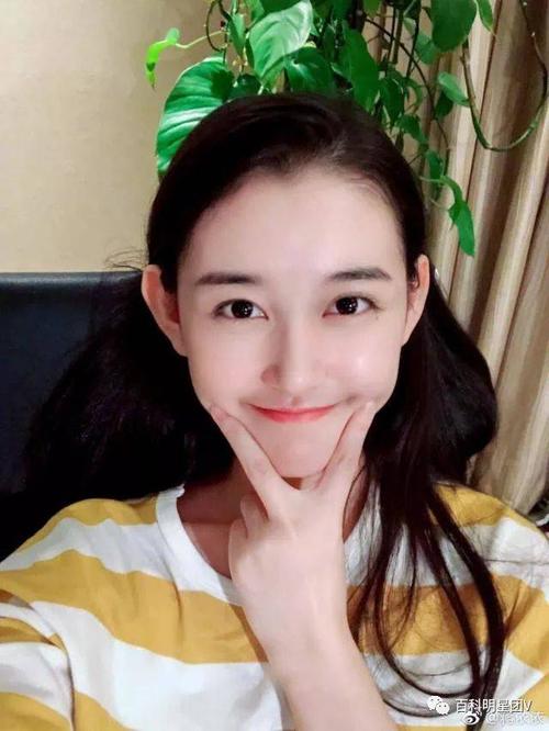 继张雪迎之后,又一位小花被网友骂,才刚17岁,被骂到情绪崩溃