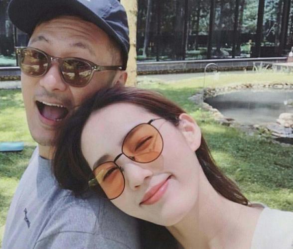 余文乐与老婆王棠云合照,王棠云靠着老公肩膀,两人十分恩爱.