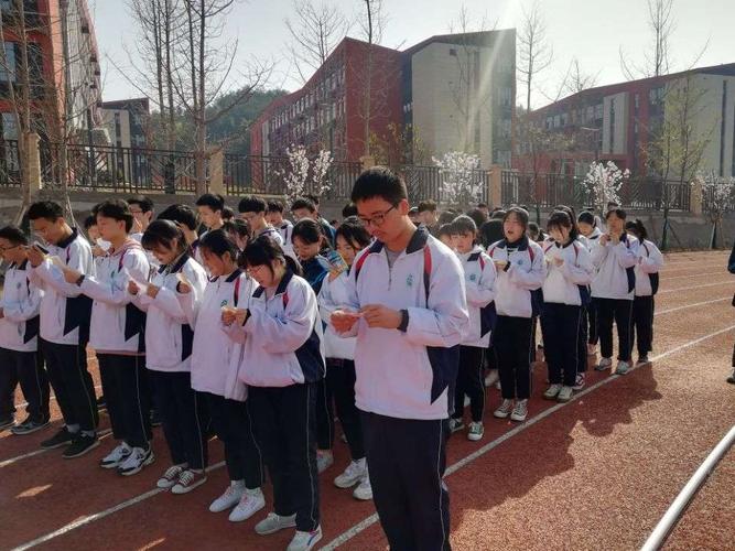 十堰市柳林中学高三(11)班话青春担当线上主题团日活动
