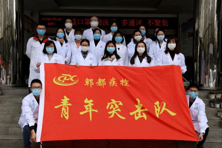 3月25日,调整为三级,全国新冠肺炎疫情防控取得阶段性胜利,人民群众