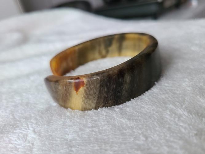 手镯介绍及鉴定要求:老手镯:内径65mm外径75mm壁厚5mm 犀角料,还是