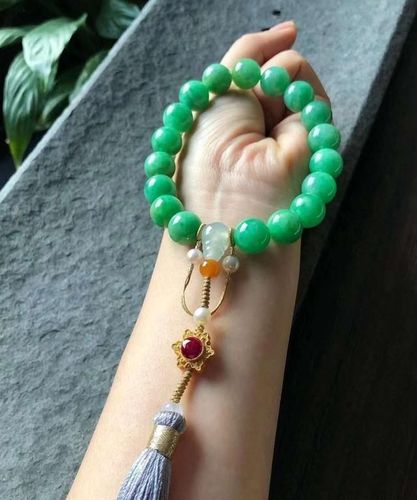 古人的生活处处流露美学,十八子翡翠压襟之美,逝去还复来的流行