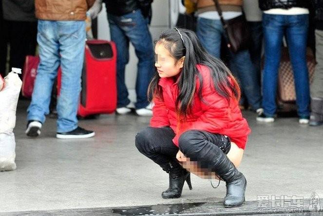 着求字,书法家实在推托不掉,就信手写了"不可随处小便"几个大字给他