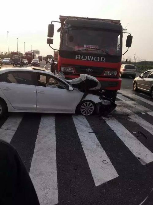 常州街头上演惊魂一幕:白色轿车与渣土车相撞