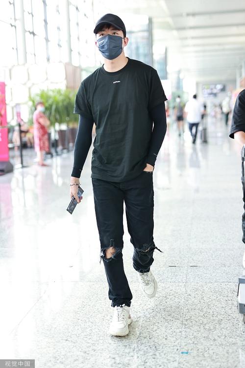 30 17:43:30 1 / 4 新浪娱乐讯 2021年7月30日,上海,俞灏明现身机场