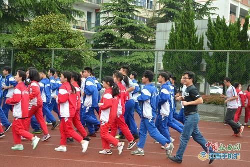 九江市教育局党委委员,调研员,副局长樊仁调研九江六中招生工作