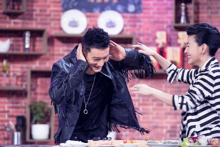 后妈亲妈均到场谢霆锋全家人一起过中秋组图